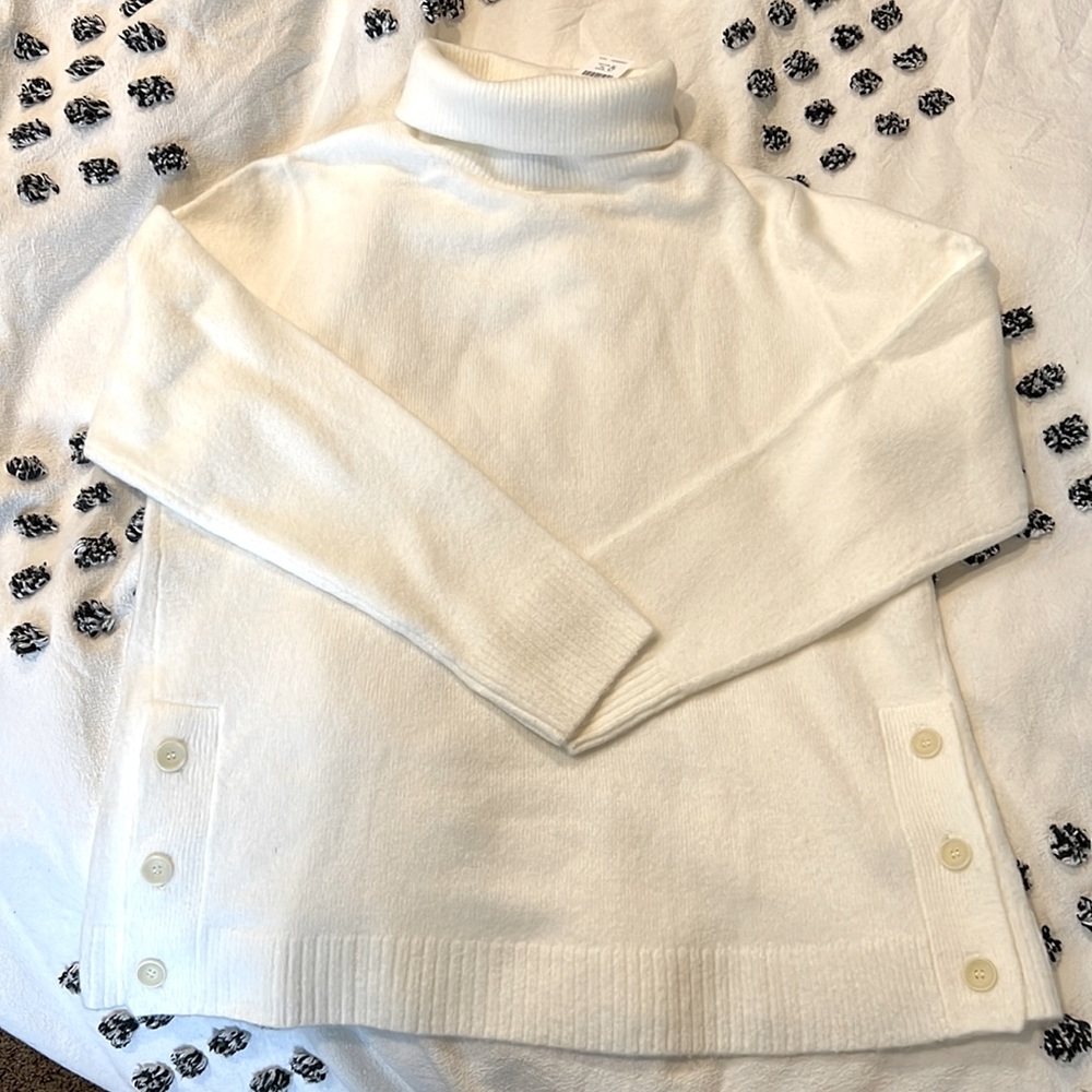 JCREW women’s soft white sweater BRAND NEW with TAGS. Size small.